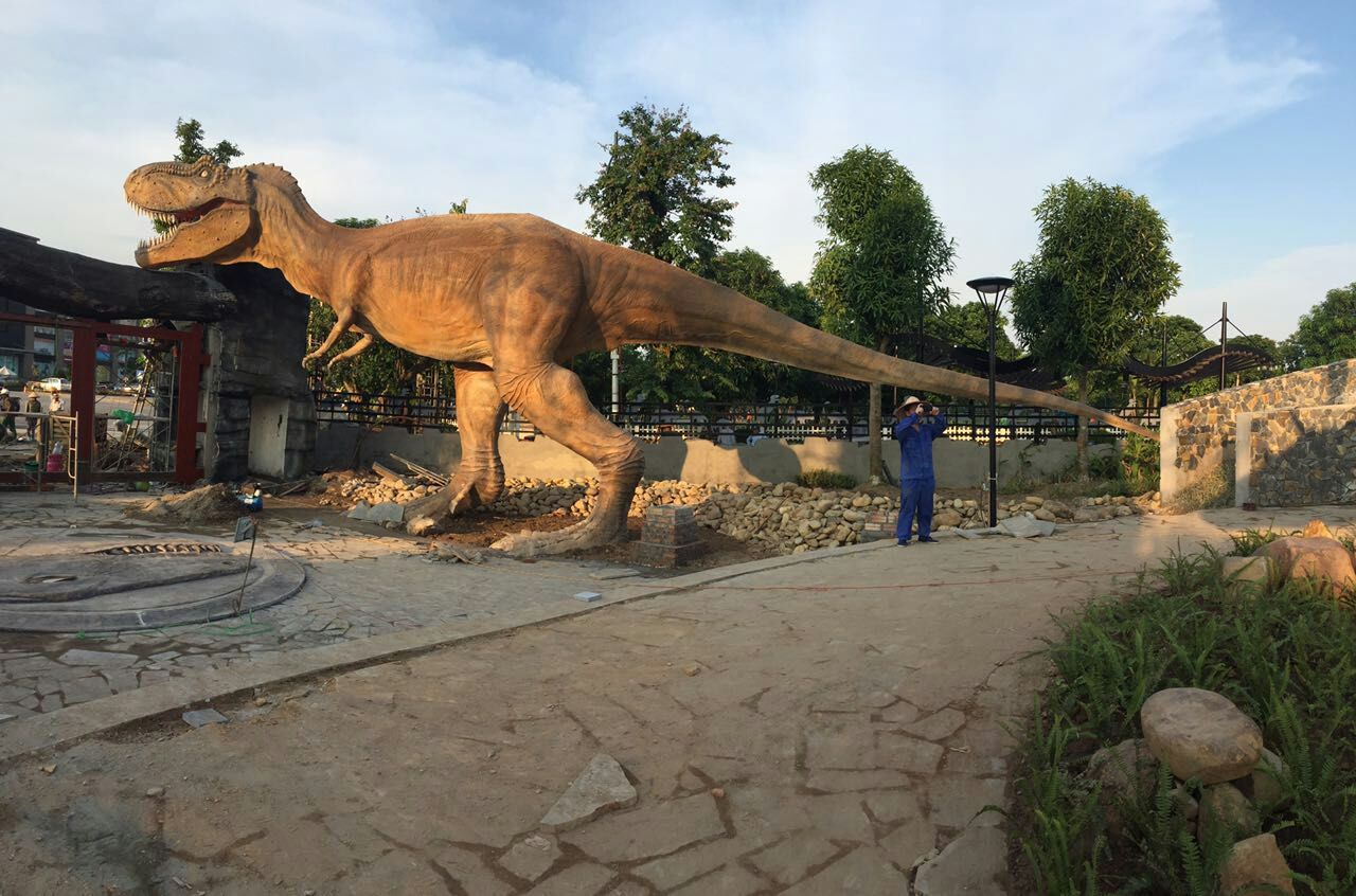 越南河内，仿真恐龙安装现场